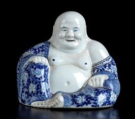 BUDAI IN PORCELLANA &#8216;BIANCO E BLU&#8217; : Cina, XX secolo

21,5 x 24 x 14,5 cm

Provenienza: collezione privata italiana....  - Auction Arte Asiatica e Tribale - Bertolami Fine Art - Casa d'Aste