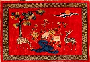 Inusuale e Raffinato Tappeto a Fondo Rosso