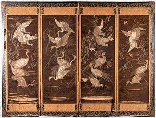 PARAVENTO A QUATTRO ANTE IN SETA CON DECORO DI GRU A RICAMO E CERNIERE IN METALLO : Giappone, periodo Meiji

171,5 x 226 cm

Provenienza: collezione privata italia...  - Asta Arte Asiatica e Tribale - Bertolami Fine Art - Casa d'Aste