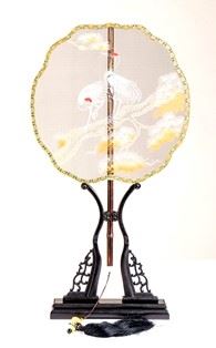 VENTAGLIO IN GARZA DIPINTA CON SUO SOSTEGNO IN LEGNO : A PAINTED GAUZE FAN WITH WOOD PEDESTAL  - Auction Asian and Tribal Art - Bertolami Fine Art - Casa d'Aste