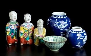 SIX PORCELAIN ITEMS  - Auction Asian and Tribal Art - Bertolami Fine Art - Casa d'Aste