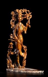 FIGURA FEMMINILE IN OCCHIO DI TIGRE : Cina, XX secolo

30 x 19 cm (base inclusa)

Provenienza: collezione privata ita...  - Auction Arte Asiatica e Tribale - Bertolami Fine Art - Casa d'Aste