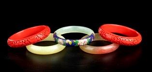 Cinque Bracciali in Materiali Diversi