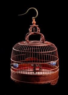 GABBIA PER UCCELLI IN BAMB&#217;
CON DUE MANGIATOIE IN PORCELLANA &#8216;BIANCO E BLU&#8217; - A BAMBOO BIRDCAGE WITH TWO ‘BLUE AND WHITE’ PORCELAIN BIRD FEEDERS
