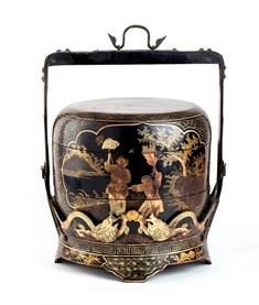 PORTAVIVANDE IN LEGNO LACCATO E DORATO : A LACQUERED AND GILT WOOD FOOD BOX  - Auction Asian and Tribal Art - Bertolami Fine Art - Casa d'Aste