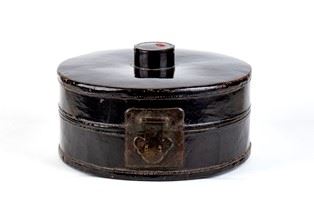 Cappelliera in Cuoio Laccata con Cerniere in Metallo
