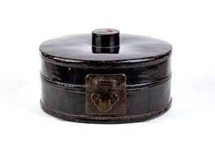 CONTENITORE IN LEGNO LACCATO CON CERNIERE IN METALLO - LACQUERED LEATHER HATBOX WITH METAL HINGES