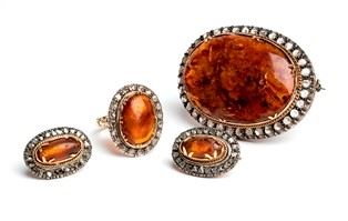 Parure Composta da un Anello, un Paio di Orecchini ed una Grande Spilla, in Oro...