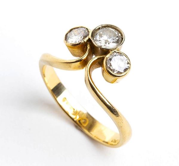 Anello  in oro con tre diamanti ...