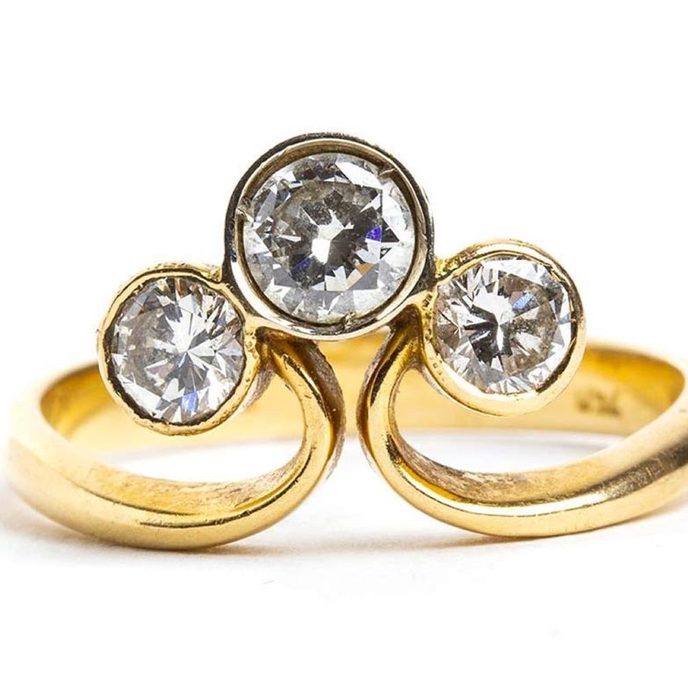 Anello in Oro con Tre Diamanti ...