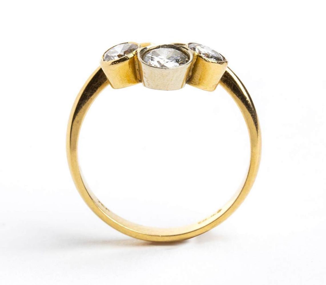 Anello in Oro con Tre Diamanti ...