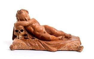 Putto dormiente sopra un teschio - Italia,  XIX secolo...  - Auction Gioielli, argenti, orologi, avori e cabinet de curiosités - Bertolami Fine Art - Casa d'Aste