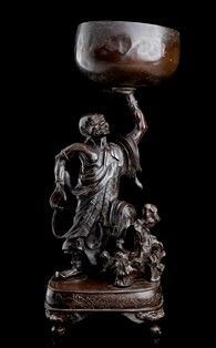 GRANDE SCULTURA IN BRONZO CON RAKAN - Giappone, periodo Meiji

La divinità raffigurata su base a sezione all’incirca ...