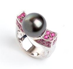 Anello in Oro con Perla Tahiti e Rubini - Firmato Torrini...