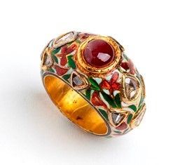 Anello a fascia in oro, smalti, rubino e diamanti - manifattura INDIA...