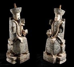 COPPIA DI GRANDI FIGURE DI IMPERATORE E IMPERATRICE IN OSSO : Cina, inizio del XX secolo

I dettagli ravvivati da inchiostrata, marchio apocr...  - Asta Arte Asiatica e Tribale - Bertolami Fine Art - Casa d'Aste