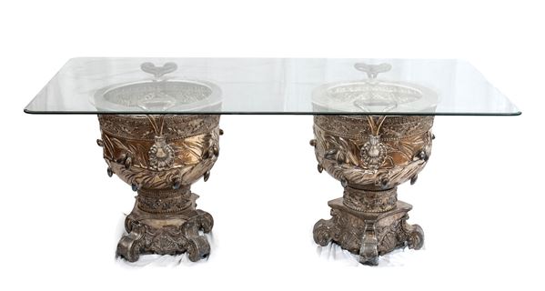 Tavolo con coppia di vasi biansati peruviani in argento - inizio XX secolo