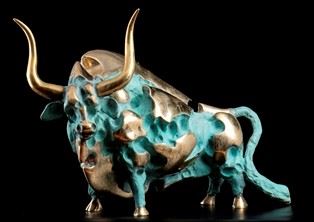 JANEZ BOLJKA (Subotica, 1931 - Lubiana, 2013) : Blue and golden bull  - Gilded bronze, 48 x 90 x 40 cm  - Auction Dipinti, Disegni e Sculture dal XIX al XXI secolo e Collezione Cornelio Di Marzio - Bertolami Fine Art - Casa d'Aste