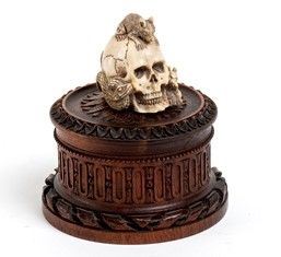 
"Memento Mori", scatola con teschio tedesco in osso - XIX secolo...  - Asta Gioielli, argenti, orologi, avori e cabinet de curiosités - Bertolami Fine Art - Casa d'Aste