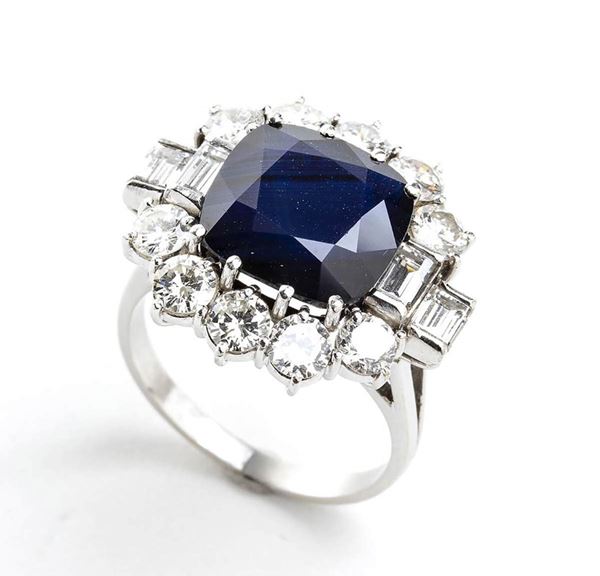 Anello in oro con zaffiro e diamanti ...