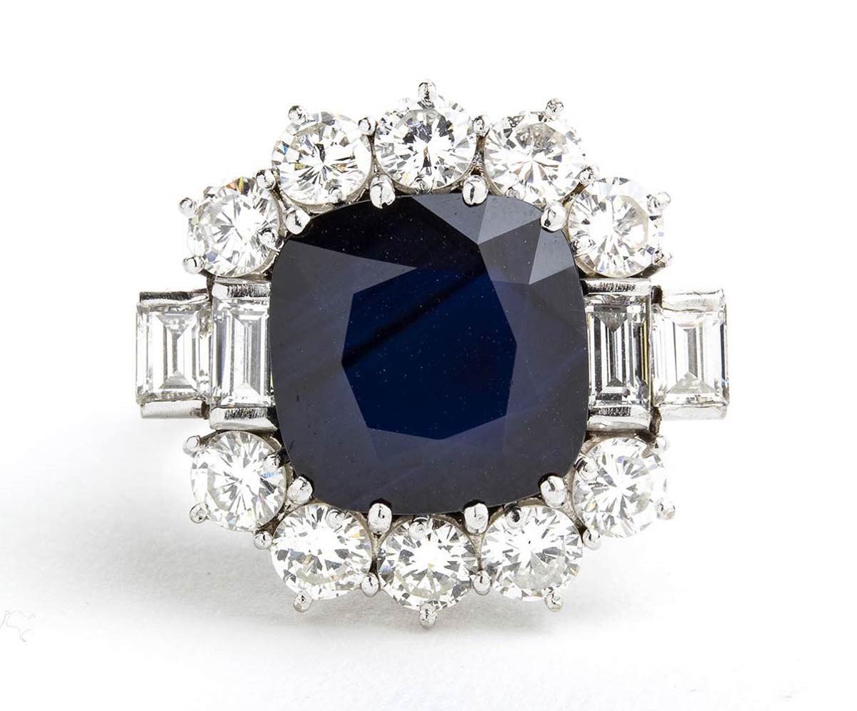 Anello in Oro con Zaffiro e Diamanti