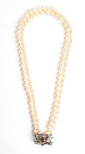 Collana di perle coltivate con fermezza in oro, brillanti e smeraldi – anni ’60...