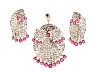Parure spilla ed orecchini in oro, diamanti e rubini - firmata BLACK STARR and ...