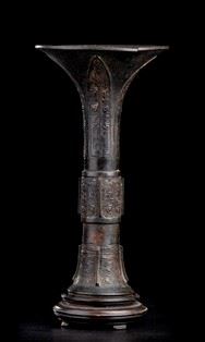 Cina, dinastia Qing

Forma e decoro di stile arcaico.

23 x 12 cm

Provenienza:...