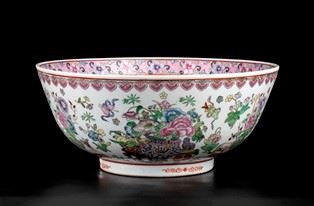 GRANDE BACILE IN PORCELLANA &#8216;FAMIGLIA ROSA&#8217; : Cina, XX secolo

Decorato con motivi floreali e oggetti, marchio apocrifo di Qi...  - Auction Arte Asiatica e Tribale - Bertolami Fine Art - Casa d'Aste