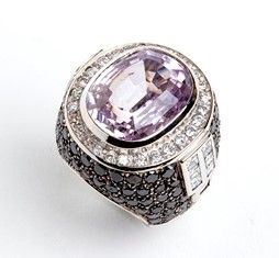 Anello a fascia in oro con kunzite, diamanti incolori e diamanti neri ...  - Auction Gioielli, argenti, orologi, avori e cabinet de curiosités - Bertolami Fine Art - Casa d'Aste