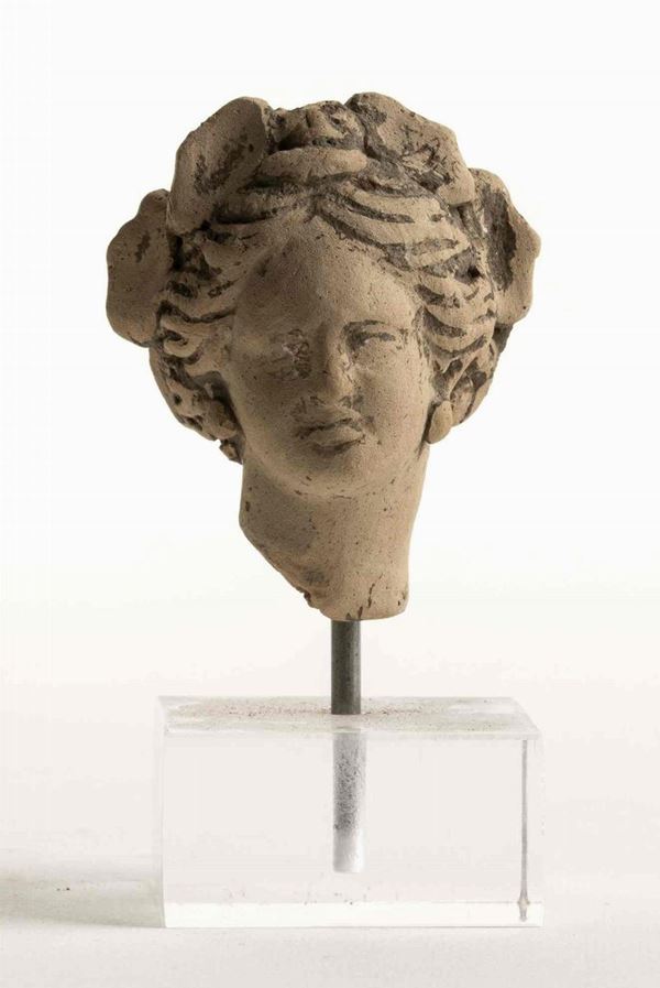 TESTA DI TANAGRINA
Magna Grecia, seconda metà del III secolo a.C.
altezza testa...