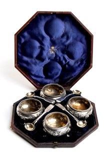 Set quattro saliere vittoriane inglesi in argento - Londra 1865, maestri argent...  - Auction Gioielli, argenti, orologi, avori e cabinet de curiosités - Bertolami Fine Art - Casa d'Aste