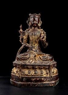 GUANYIN IN BRONZO CON TRACCE DI DORATURA - Cina, XVII secolo

La divinità seduta su  base a doppio fiore di loto con le ga...