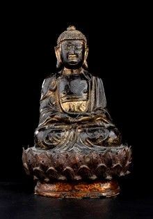 BUDDHA IN BRONZO CON TRACCE DI DORATURA - Cina, XVII secolo

La divinità seduta su  base a fiore di loto con le gambe inc...