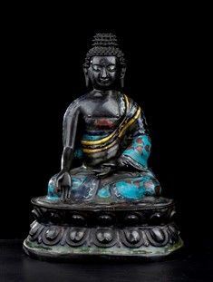 BUDDHA IN METALLO CON SMALTI CLOISONNE&#8217; : Cina, XX secolo

La divinità seduta su base a doppio fiore di loto con le gambe...  - Auction Arte Asiatica e Tribale - Bertolami Fine Art - Casa d'Aste