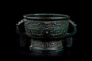 CONTENITORE IN BRONZO DI STILE ARCAICO : Cina, XX secolo

8 x 14 cm

Provenienza: collezione privata italiana....  - Asta Arte Asiatica e Tribale - Bertolami Fine Art - Casa d'Aste