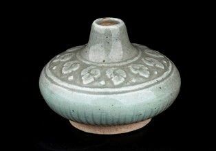 PICCOLA GIARA IN CERAMICA CON INVETRIATURA C&#201;LADON
 : Thailandia, Sawankhalok, XV secolo

6 x 8 cm

Provenienza: collezione privata i...  - Auction Arte Asiatica e Tribale - Bertolami Fine Art - Casa d'Aste