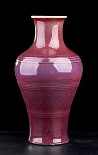 VASO A BALAUSTRO CON COSTOLATURE IN PORCELLANA CON INVETRIATURA FLAMB&#201;
 : Cina, XX secolo

34 x 16 cm

Provenienza: collezione privata italiana....  - Auction Arte Asiatica e Tribale - Bertolami Fine Art - Casa d'Aste