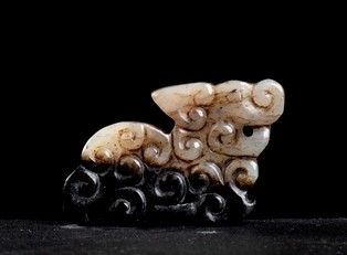 ANIMALE STILIZZATO IN GIADA BICOLORE - Cina

2 x 2,7 cm

Provenienza: collezione privata italiana....
