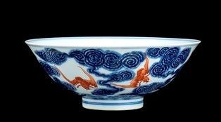 CIOTOLA IN PORCELLANA CON DECORO A SMALTI BLU DI COBALTO E ROSSO DI FERRO : Cina, marchio e periodo Xuantong

La decorazione consiste di pipistrelli in vol...  - Auction Arte Asiatica e Tribale - Bertolami Fine Art - Casa d'Aste