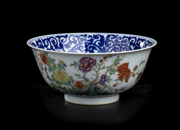 CIOTOLA IN PORCELLANA CON DECORO A SMALTI BLU DI COBALTO E ROSSO DI FERRO : Cina, XX secolo

L’interno con decoro floreale in blu di cobalto steso al di so...  - Auction Arte Asiatica e Tribale - Bertolami Fine Art - Casa d'Aste