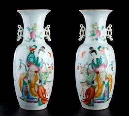 Coppia di Grandi Vasi a Balaustro in Porcellana con Decoro a Smalti Policromi con Figure