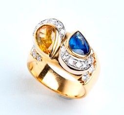 Anello a fascia, motivo contrarie' con gocce di zaffiro, corindone giallo e dia...  - Auction Gioielli, argenti, orologi, avori e cabinet de curiosités - Bertolami Fine Art - Casa d'Aste