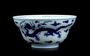 CIOTOLA IN PORCELLANA 'BIANCO E BLU&#8217; : Cina, marchio e periodo Daoguang

Decorata al centro del fondo sull’esterno con...  - Auction Arte Asiatica e Tribale - Bertolami Fine Art - Casa d'Aste