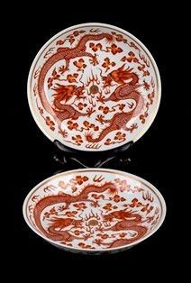 COPPIA DI PIATTI IN PORCELLANA CON DECORO A SMALTI POLICROMI : Cina, XIX-XX secolo

La superficie a vista con due draghi in rosso di ferro e t...  - Auction Arte Asiatica e Tribale - Bertolami Fine Art - Casa d'Aste