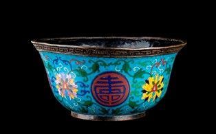 GRANDE CIOTOLA IN METALLO CON SMALTI CLOISONN&#201;
 : Cina, XX secolo

L'esterno con caratteri shou (“longevità”) tra racemi di fiori...  - Asta Arte Asiatica e Tribale - Bertolami Fine Art - Casa d'Aste