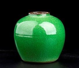 PICCOLA GIARA IN PORCELLANA CON INVETRIATURA VERDE : Cina, XX secolo

13 x 12 cm

Provenienza: collezione privata italiana....  - Asta Arte Asiatica e Tribale - Bertolami Fine Art - Casa d'Aste