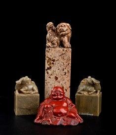 TRE SIGILLI IN PIETRA E UN BUDAI A LACCA ROSSA : Cina, XX secolo

20 x 5,5 x 5,8 cm il sigillo più alto

Provenienza: collezione...  - Auction Arte Asiatica e Tribale - Bertolami Fine Art - Casa d'Aste