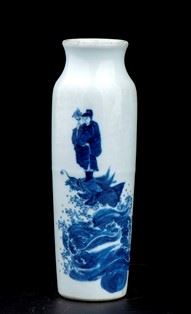 PICCOLO VASO IN PORCELLANA &#8216;BIANCO E BLU&#8217; : Cina, XX secolo

La decorazione mostra una figura stante sulla testa di un drag...  - Auction Arte Asiatica e Tribale - Bertolami Fine Art - Casa d'Aste