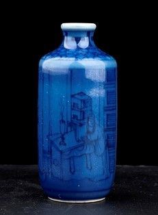 SNUFF BOTTLE IN PORCELLANA CON DECORO A SMALTI BLU DI COBALTO E ROSSO DI RAME : Cina, XIX-XX secolo

La decorazione in blu consiste di oggetti in un interno, m...  - Asta Arte Asiatica e Tribale - Bertolami Fine Art - Casa d'Aste